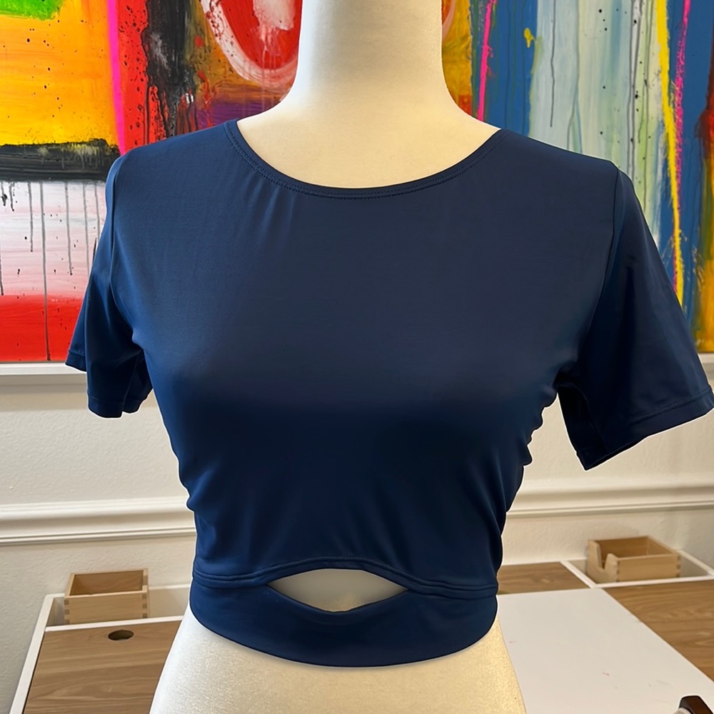 Avia crop NWOT